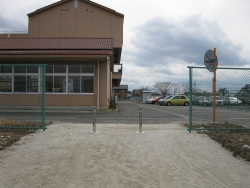 玉浦中学校に緊急避難出入口設置(H24.3.22)